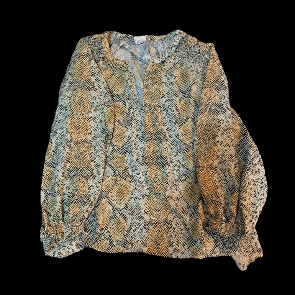 3/$10 sale! Bundle to save! Size 4X AVA & VIV snakeskin top
